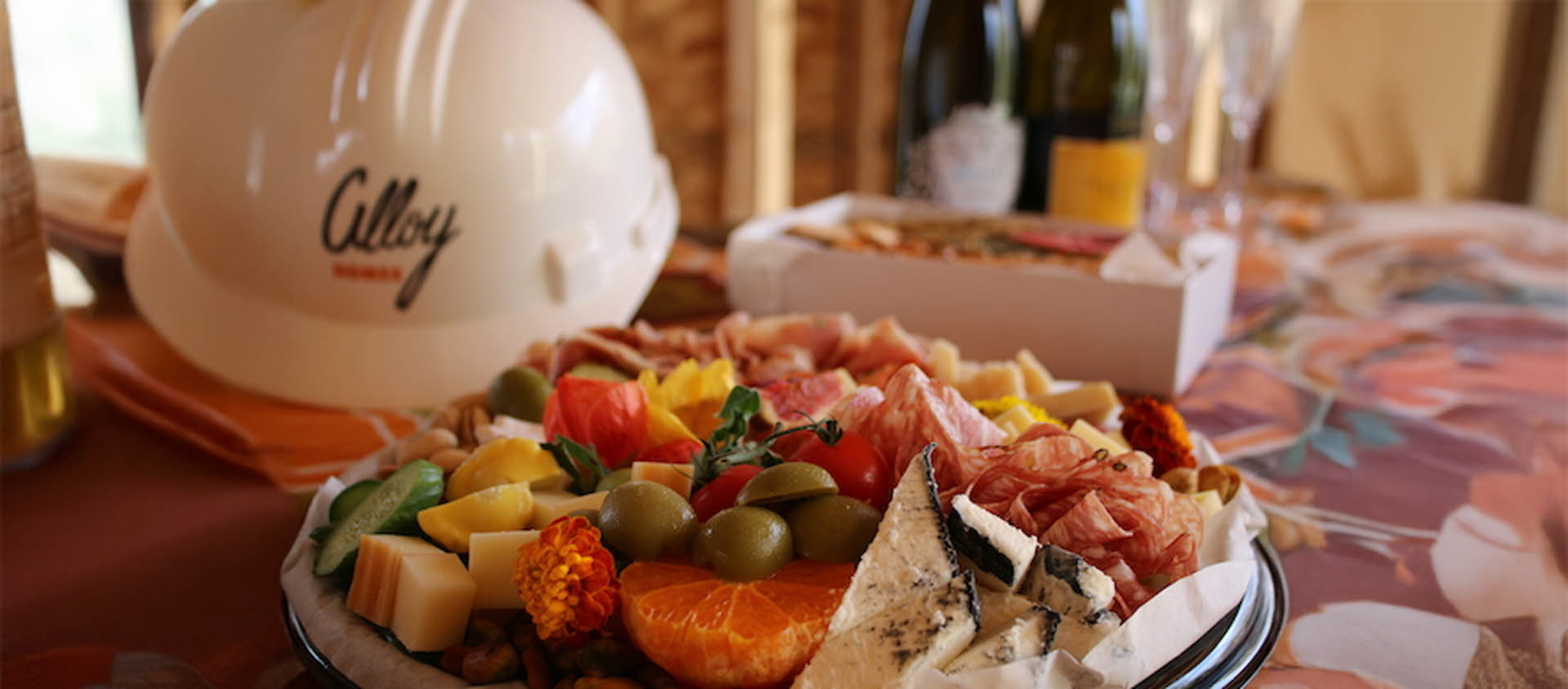 821634427 the roof shout