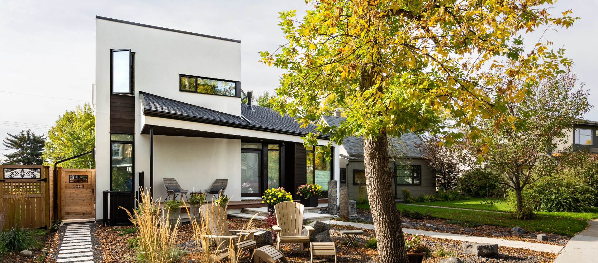 Trapezoid house banner